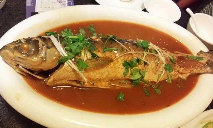 来红碱淖品尝肉质细嫩味道鲜美的老汤炖鱼享受美景蓝天碧水黄沙沙地水