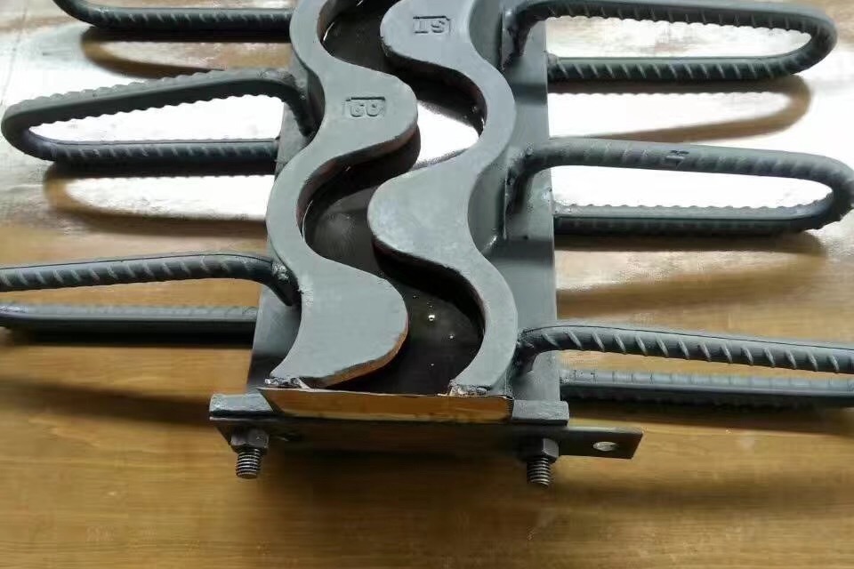 通常在两梁端之间,梁端与桥台之间或桥梁的铰接位置上设置伸缩缝