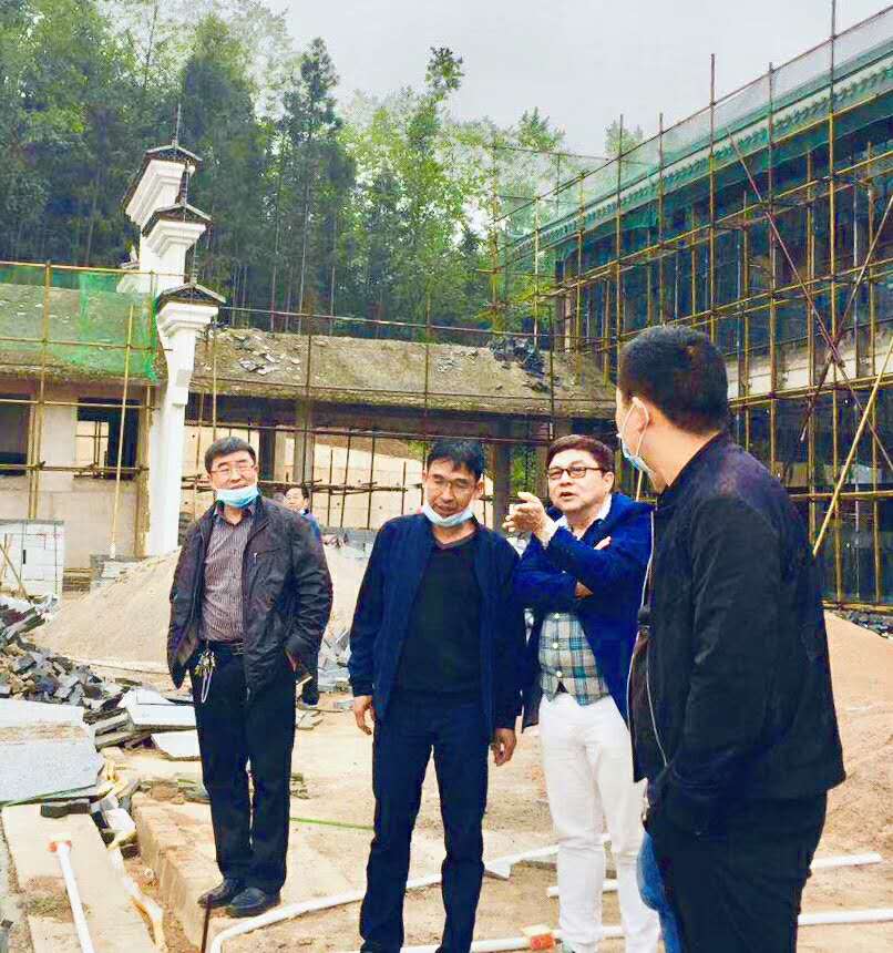 康正(右2) 为盘州中学建设提出宝贵意见六盘水市政府秘书长罗资湘