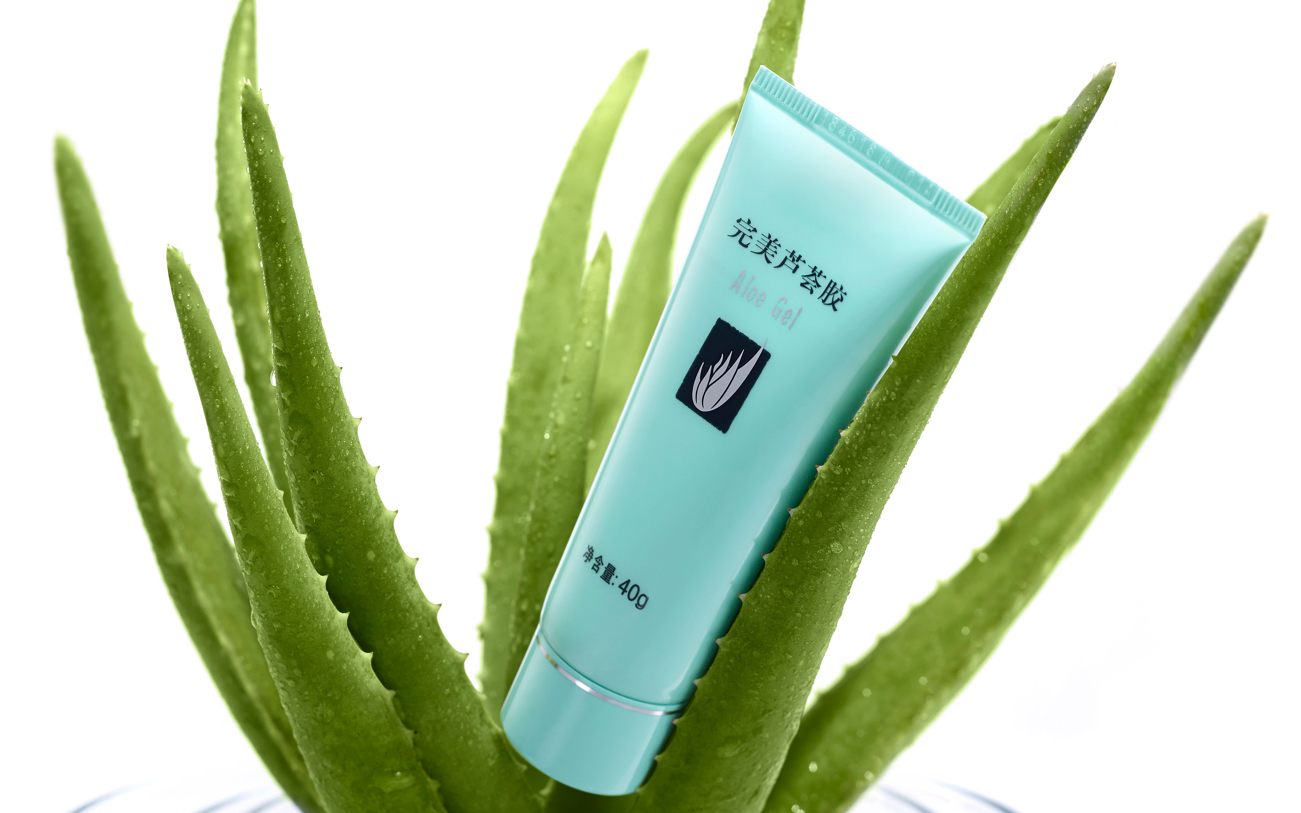 减少非必要的美妆产品使用,注重修护皮肤屏障,例如使用含有芦荟的产品