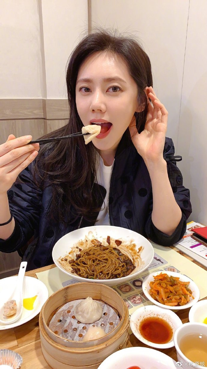 秋瓷炫晒九宫格近照 开心享用炸酱面小笼包超满足