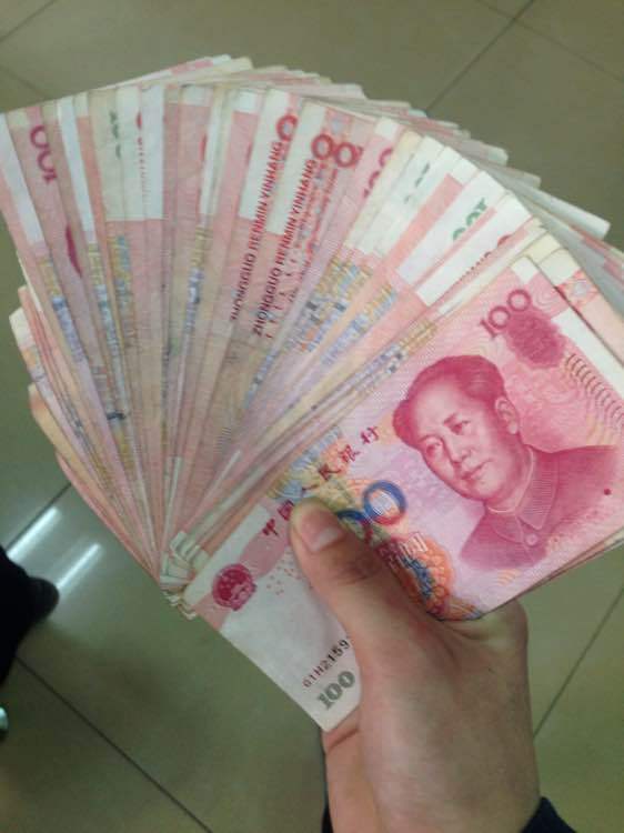 超人妈妈带孩子和收玉米两不误所谓能干都是生活逼出来的