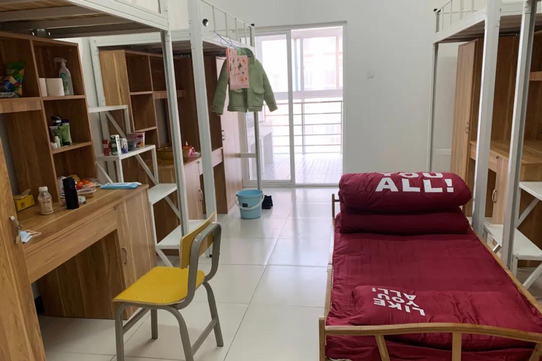 这里是征用的学生宿舍4月4日全国哀悼日那天,我已结束了在康复驿站的