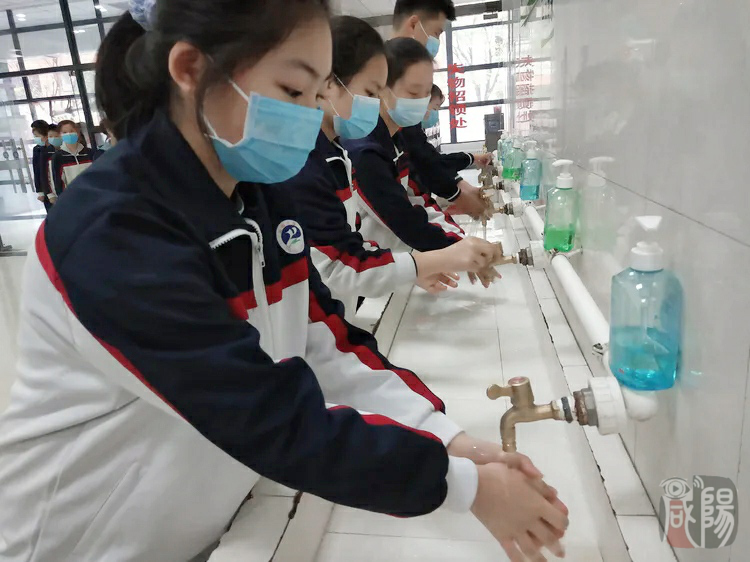 泾阳中学校长范朝平告诉记者:"我们都提倡他们自备碗筷,包括教职工