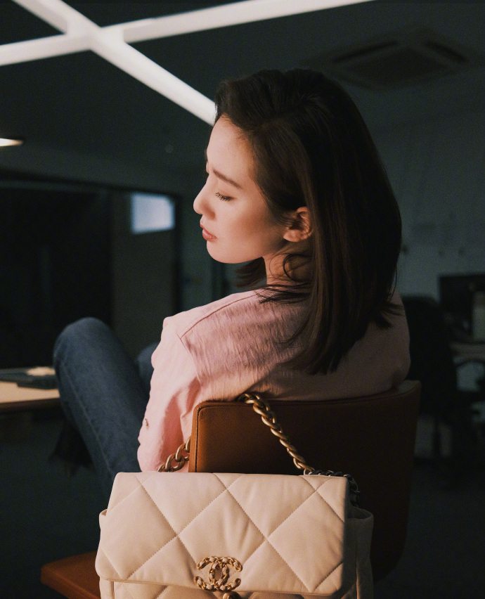 1/ 12 搜狐娱乐讯 4月24日,刘诗诗分享了一组代言香奈儿品牌手袋的