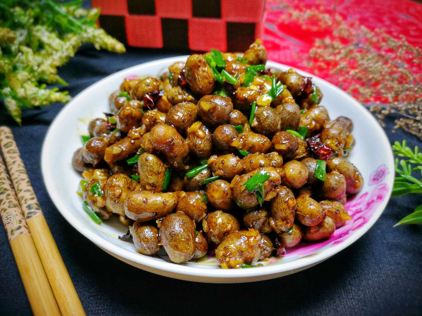 【炝炒山药豆】食材:山药豆1盘,香葱1把,干辣椒3根,姜1片,蒜4粒,适量