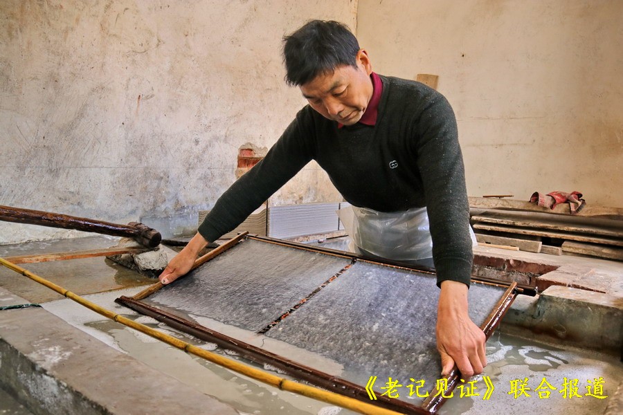 十二年后再访手工造纸传承人——疫情过后黄保灵的春天来了_捞纸术