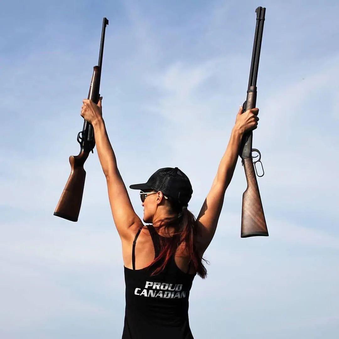 爱玩射击的美女sharla finn图集