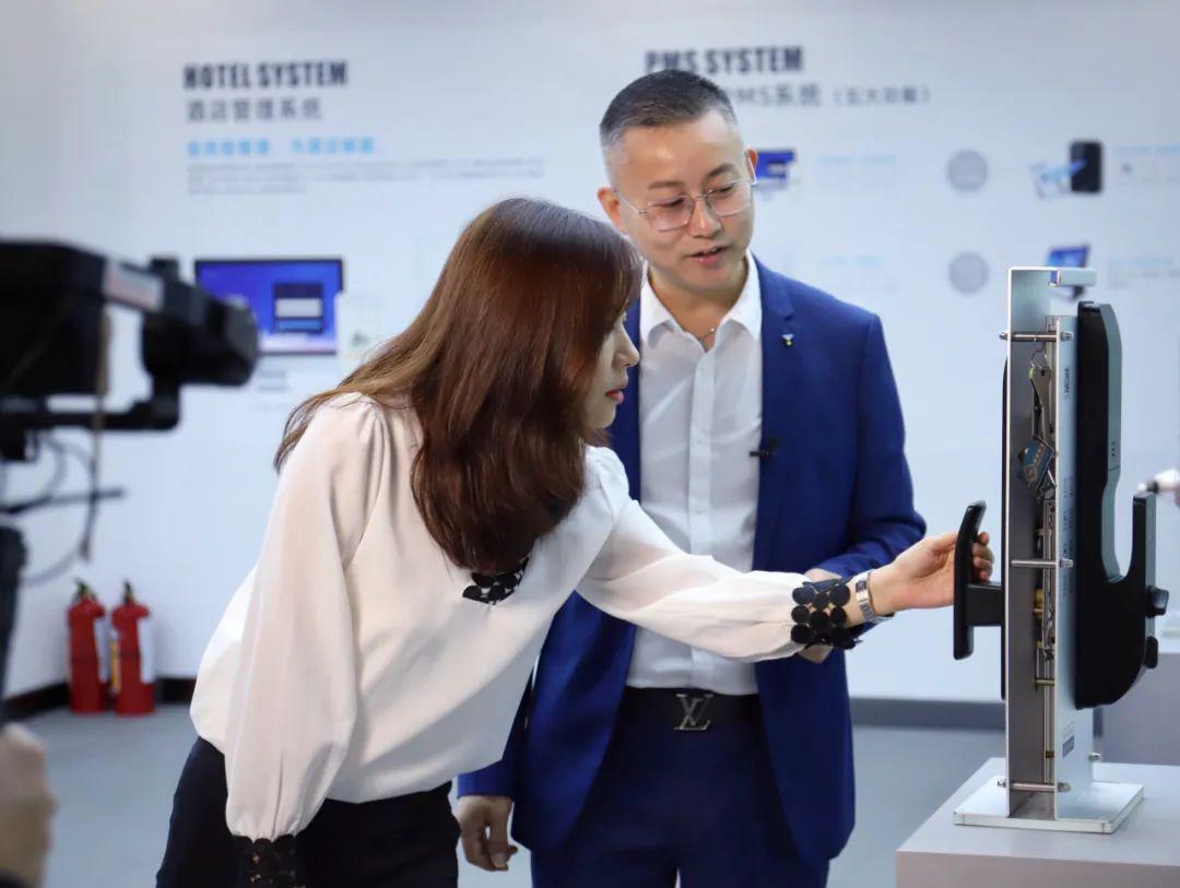 在采访中,周总向著名主持人梁音介绍了公司20年的发展历程.