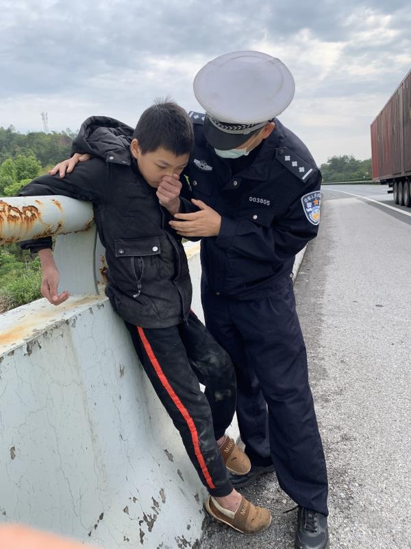 交警救下跳桥轻生少年_民警