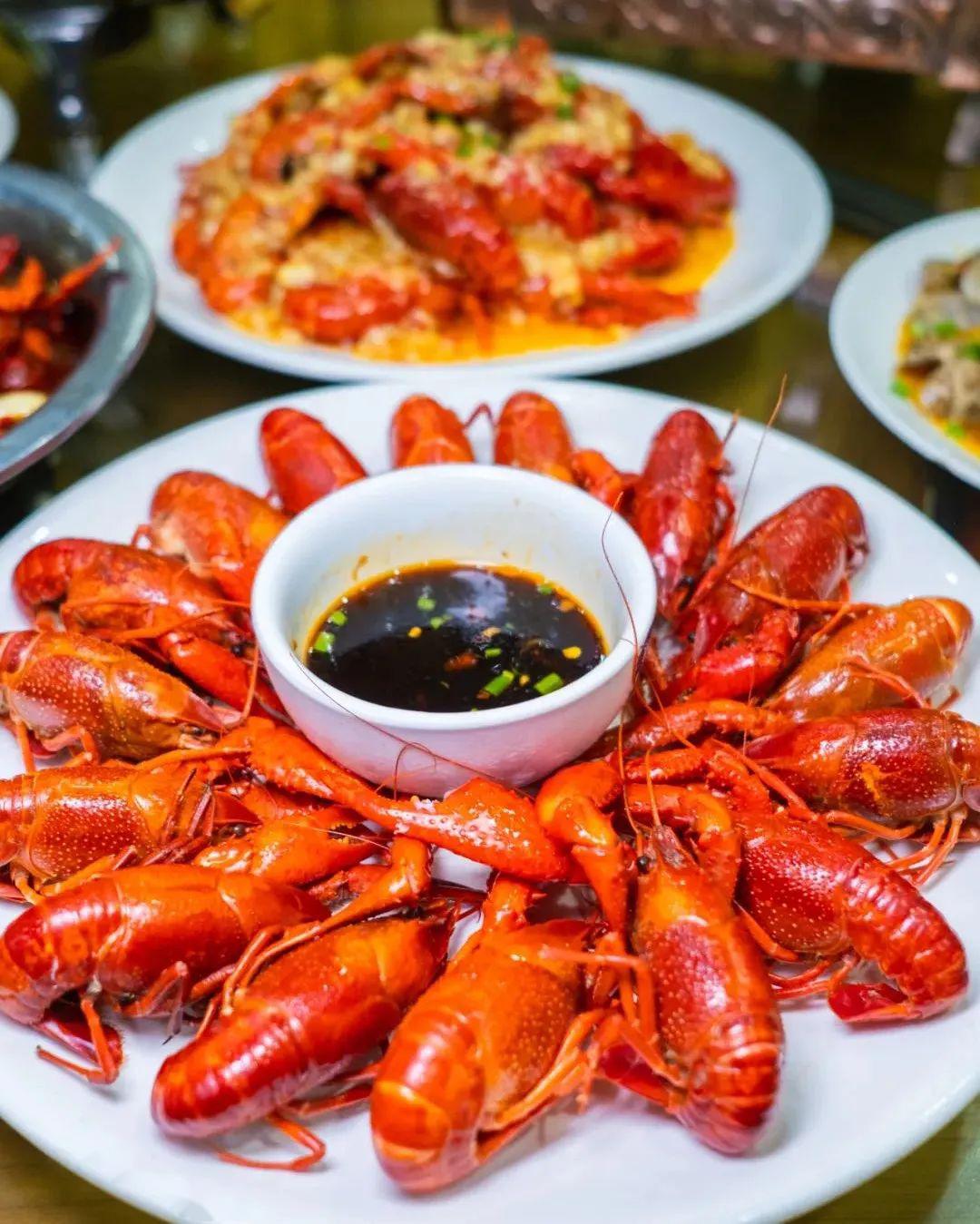 赚大了小龙虾吃①份送①份还另送香辣田螺1份让大冶人一次撸过瘾