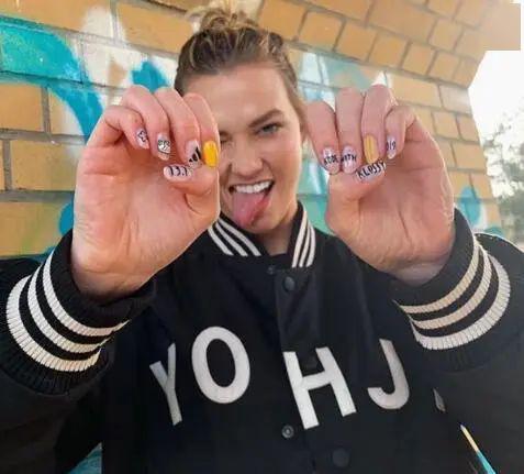 小品演员cardib的指甲比她的嘴更有毒