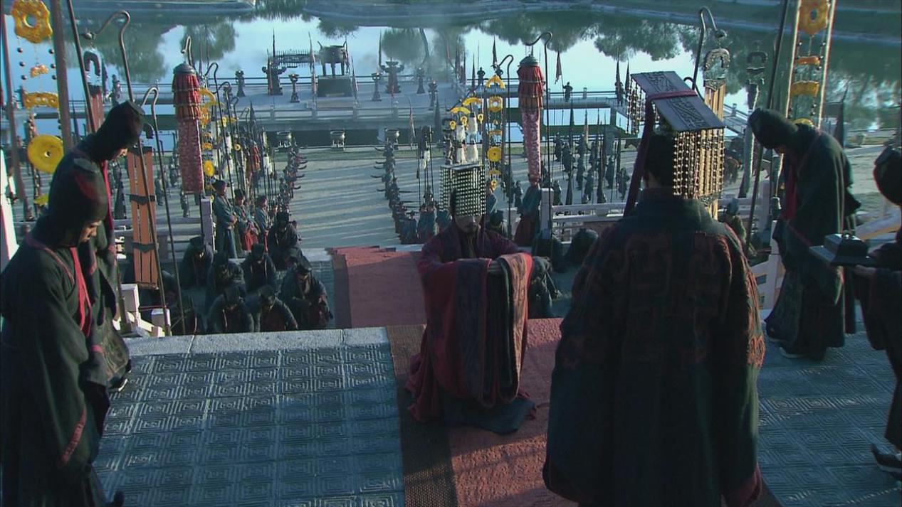 着"复兴汉室"的口号,"隆中对"中制定的最终大战略也是如此,曹丕篡汉后