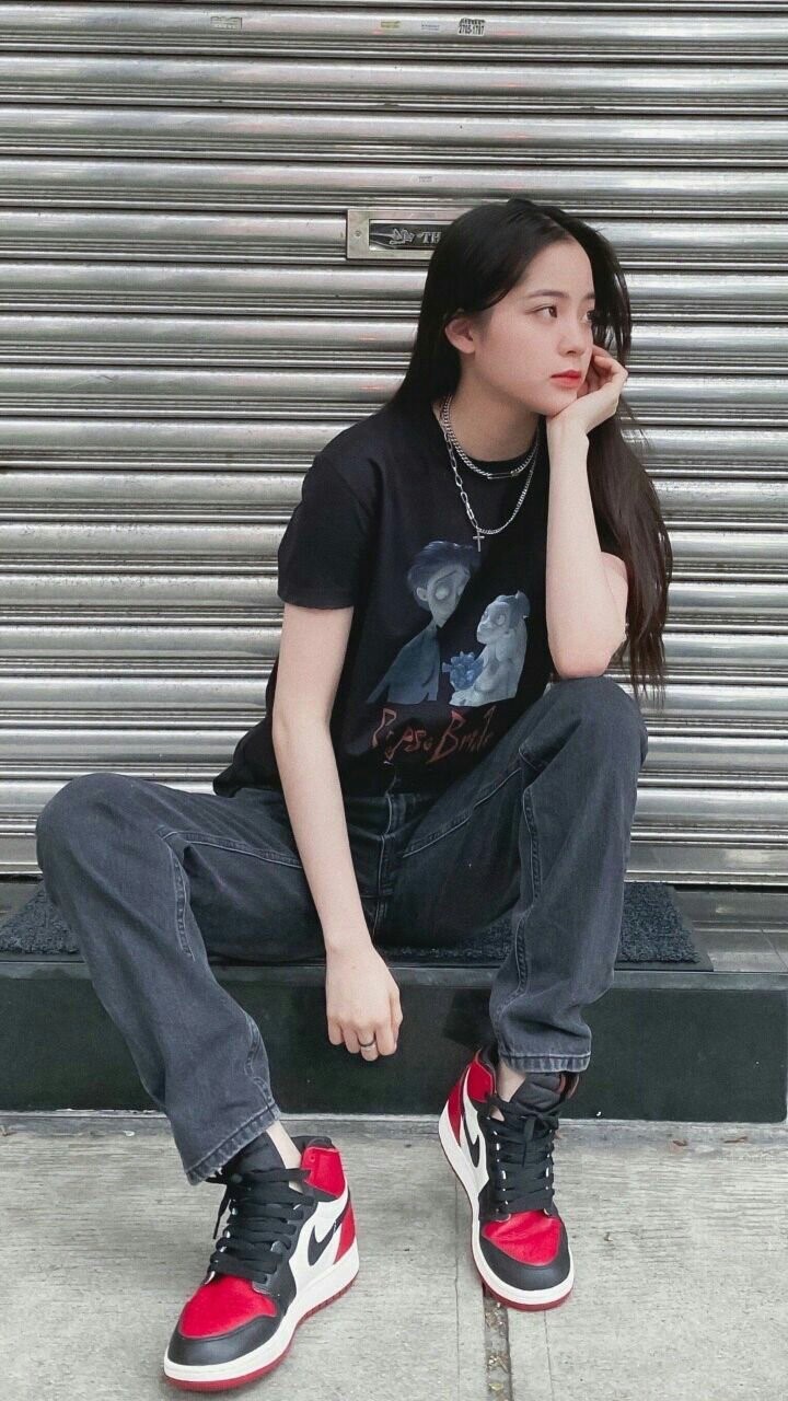 脚上的火焰色aj非常亮眼,作为穿搭潮人的欧阳娜娜就是不一样,利用高帮