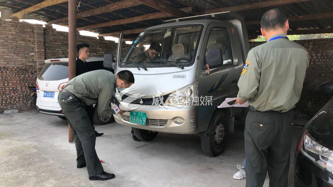 整治时,在威远某镇发现一辆悬挂着外省农机号牌的小货车涉嫌假牌假证