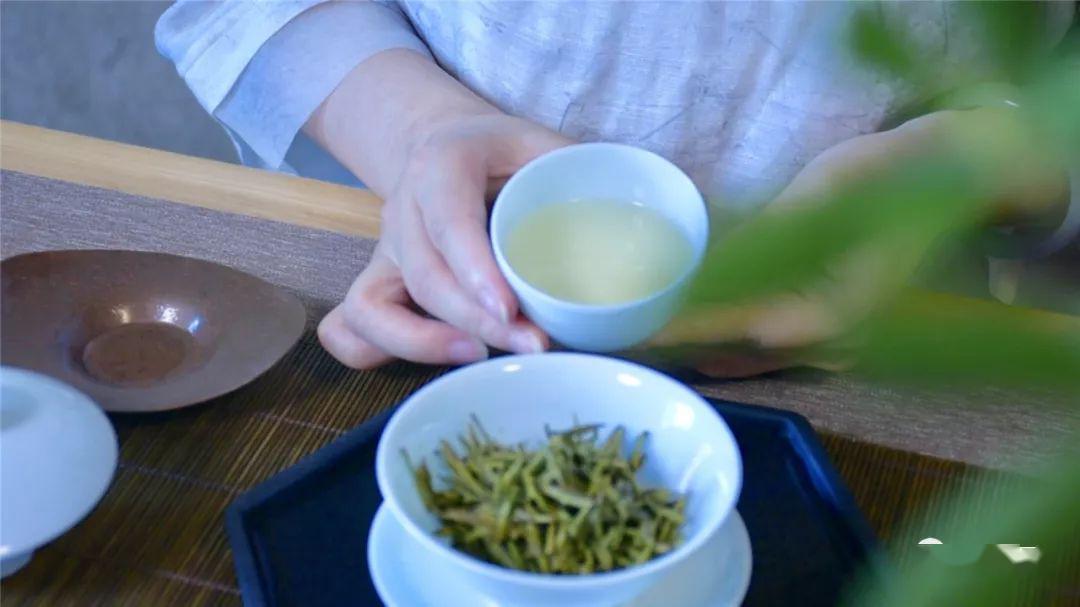 累了请坐下喝杯茶