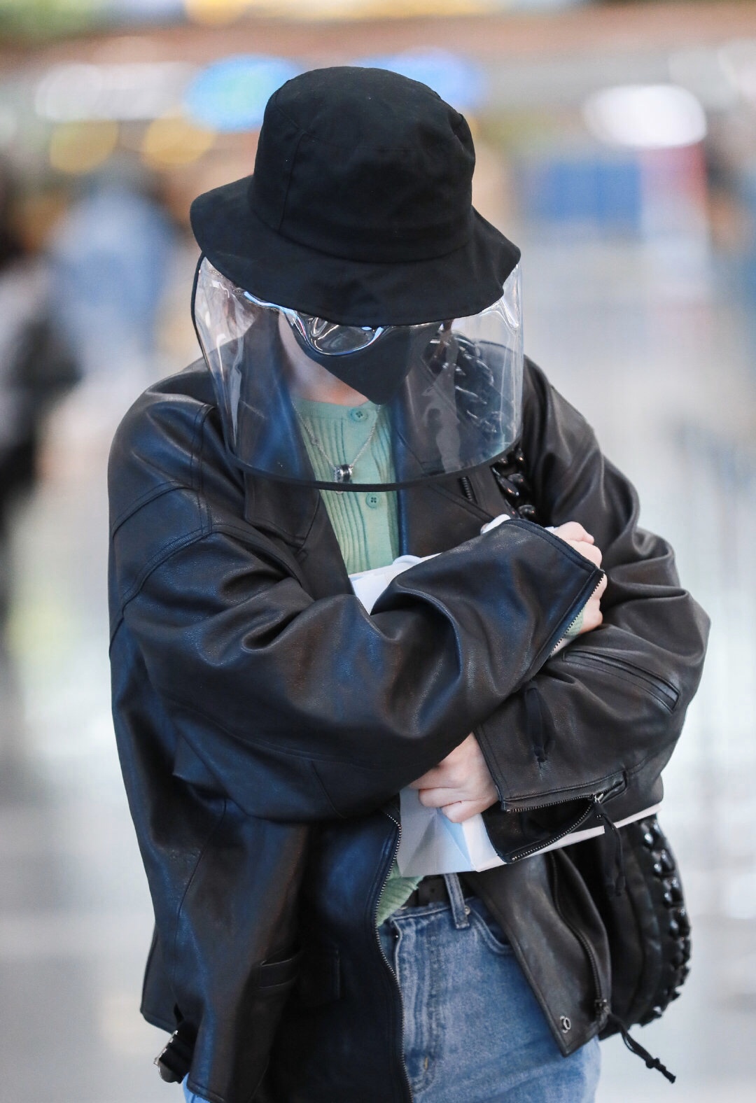吴昕最新机场街拍,黑色皮外套搭配防护帽,又酷又有安全感