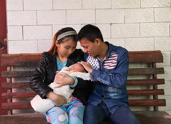 罗艺14岁,她跟18岁的丈夫陶涛已有了孩子(图片来源于澎湃新闻)也许正