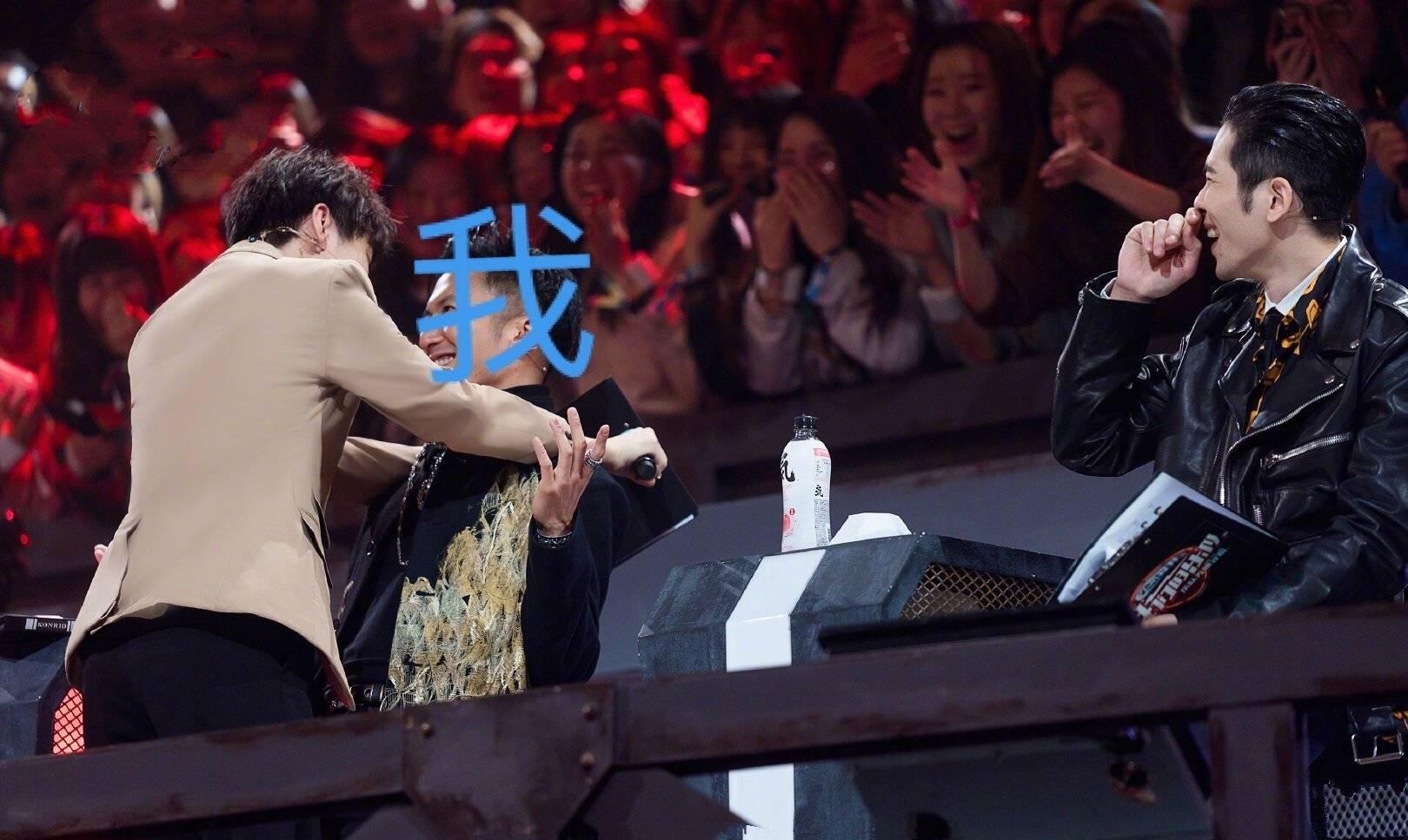 《我们的乐队》:王俊凯第一次"壁咚"给了谢霆锋,网友:我酸了