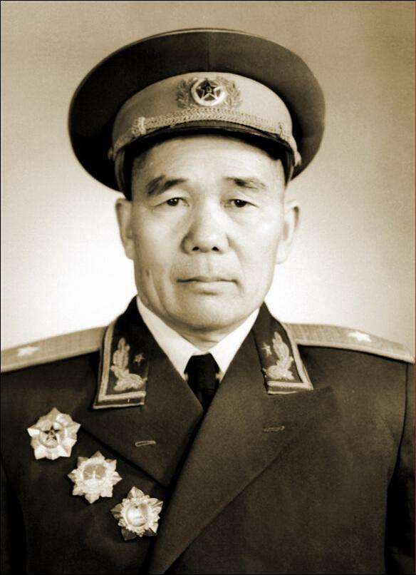 授衔往事:他是年龄最大的开国少将,授衔时58岁,因耿直活到96