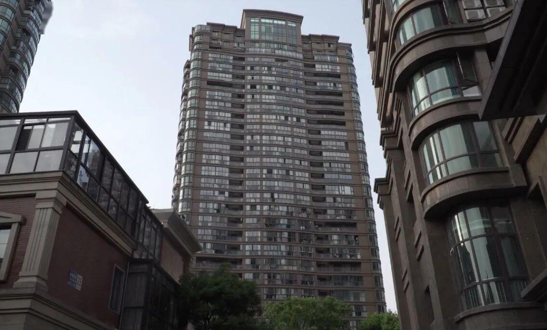 湖州一高层31楼住户厨房着火!小区微型消防站派上大用场_队员们