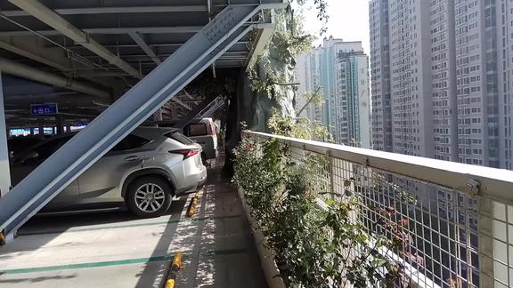 西安小寨这个旋转十层停车场真厉害,再也不用为停车发愁了