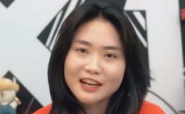 张大仙直播时妹妹出境,妹妹长得很漂亮,弹幕都在喊大舅子_张宏美