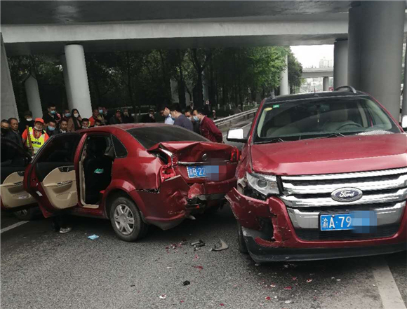 沙坪坝警方供图华龙网消息,近日,重庆沙坪坝区杨公桥立交路口,一女子