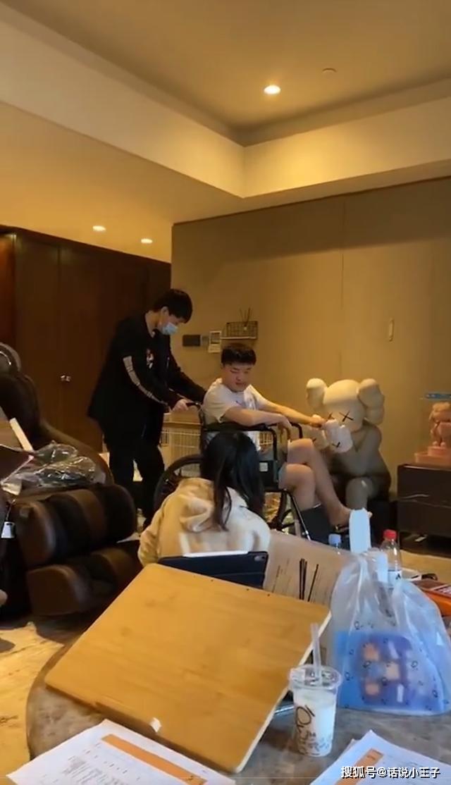 这位女生就是rng的工作人员灰灰,网友们第一时间也是议论纷纷,难不成