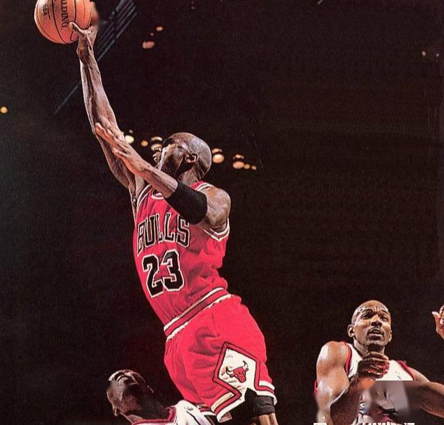 而看出防守球员意图的乔丹做了一个出人意料的动作,那就是直接单手