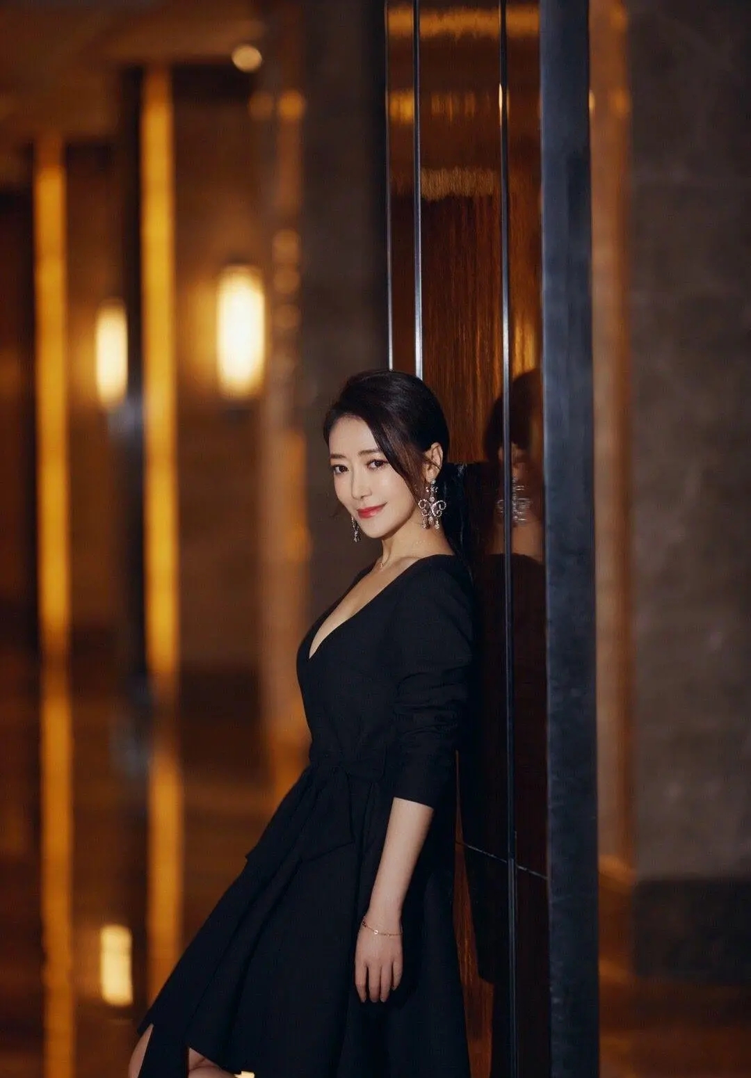 陈紫函身着薄纱连衣裙身材凹凸有致这哪像是40岁该有的模样