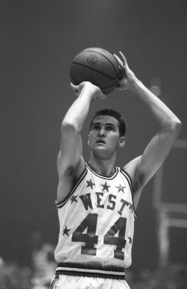 湖人队的当家球星"logo男"杰里-韦斯特(jerry west)在与巴尔的摩子弹