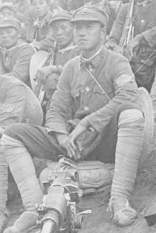 图1你看这位穿着草鞋,打着绑腿,架着一挺重机枪的八路军士兵!