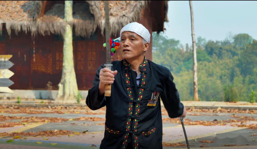 陇川广山的毛当栽是景颇刀术的传承人,他用劈,砍