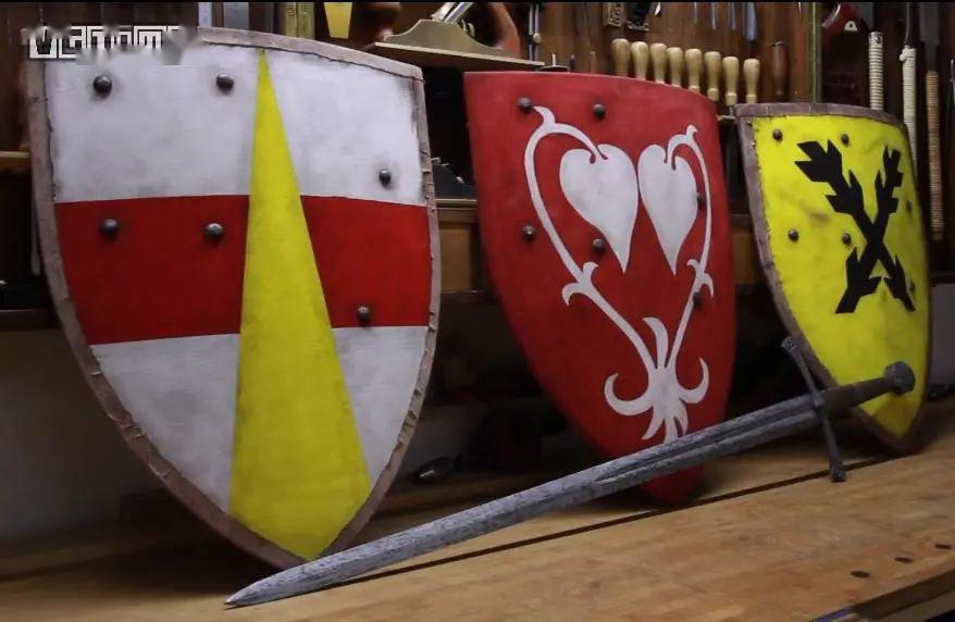 为给游戏装备考据,我找来位穿着盔甲玩《骑砍2》的哥们