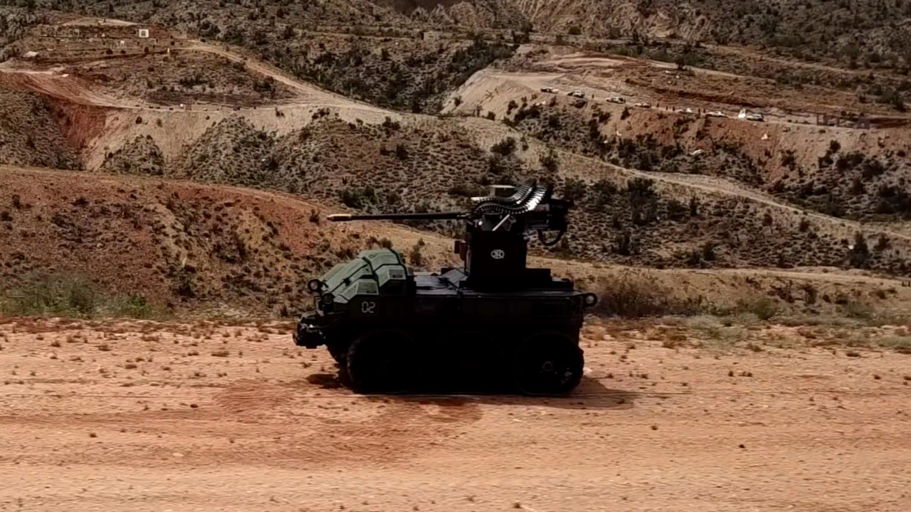 个头小威力大30毫米机关炮配无人车火力过瘾