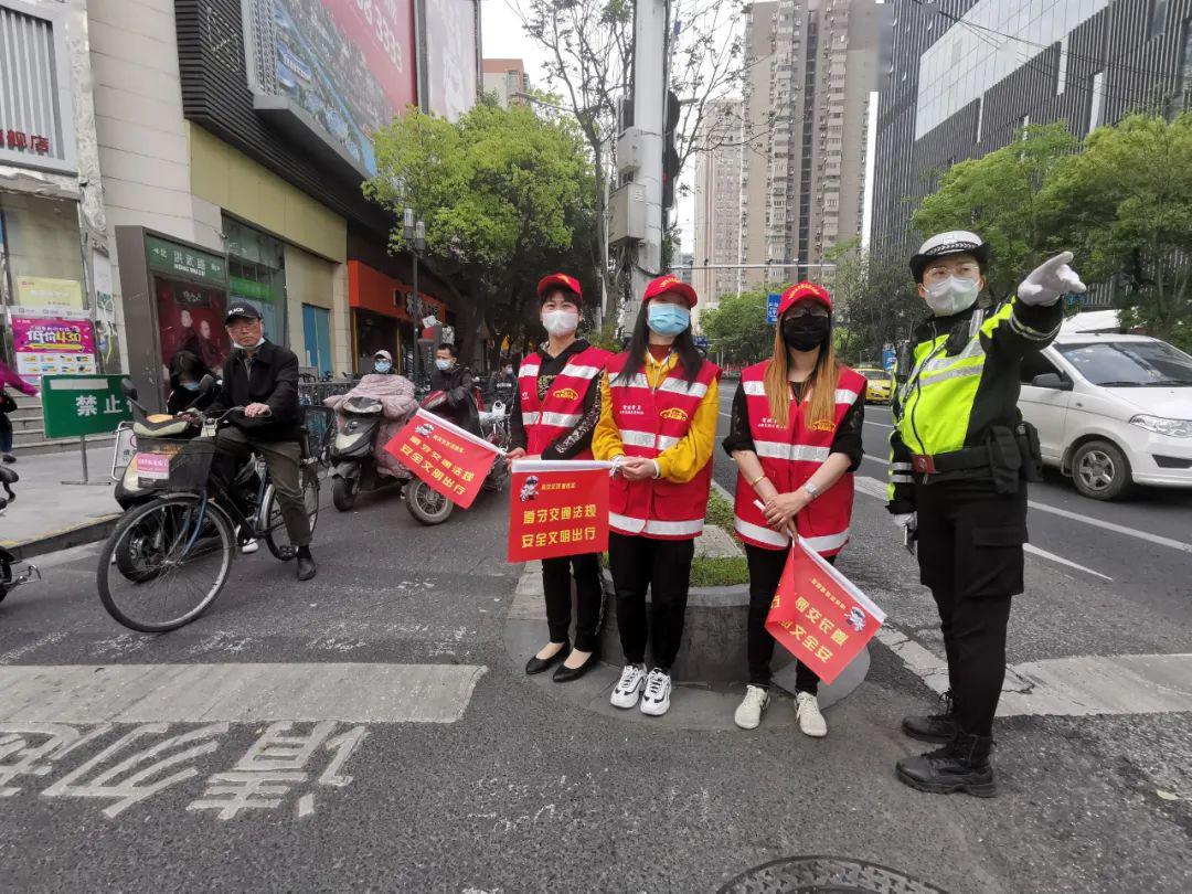 考试前要去"站岗"