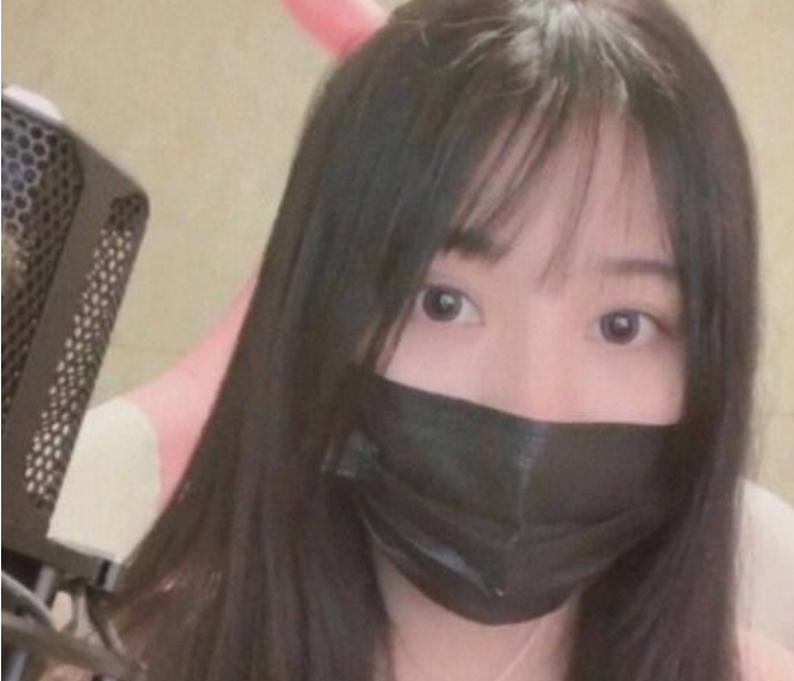 继公开露脸之后,小团团再次晒出全身睡衣照,直播吐槽亲妈品味!_照片