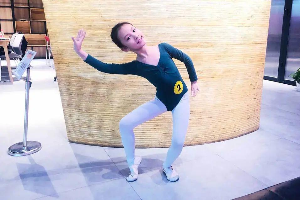 踏着"天山云步"的哈斯克族少女▲五级舞目《小骑手》(蒙古族)北京珐