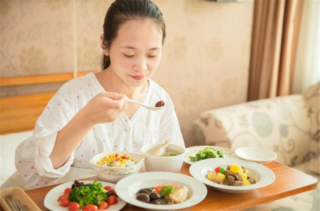 孕妇餐进食图片