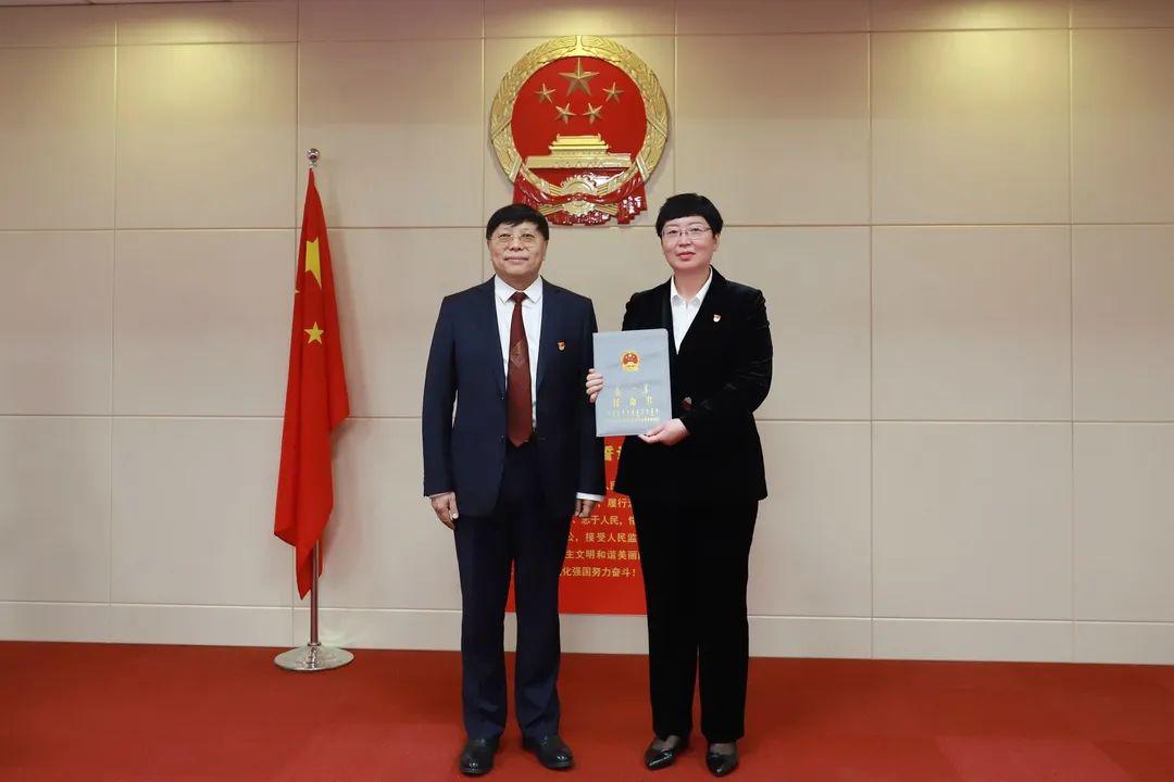 兴安盟监察委员会主任张立华向宪法宣誓