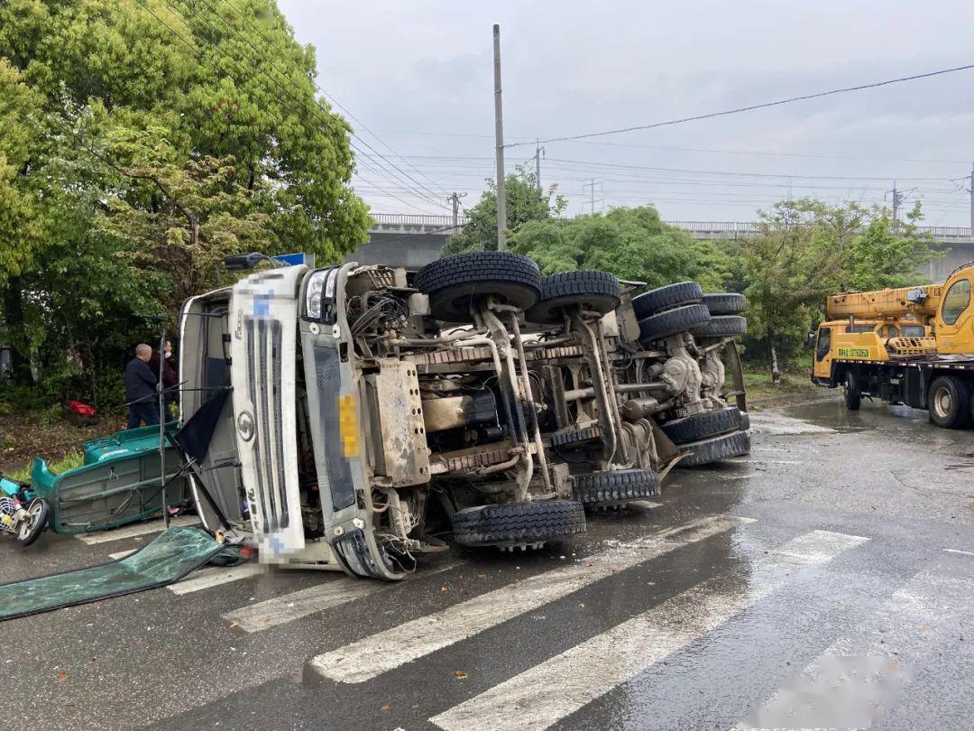 生死瞬间搅拌车闯黄灯转弯失控侧翻路人跳车逃生躲过一劫