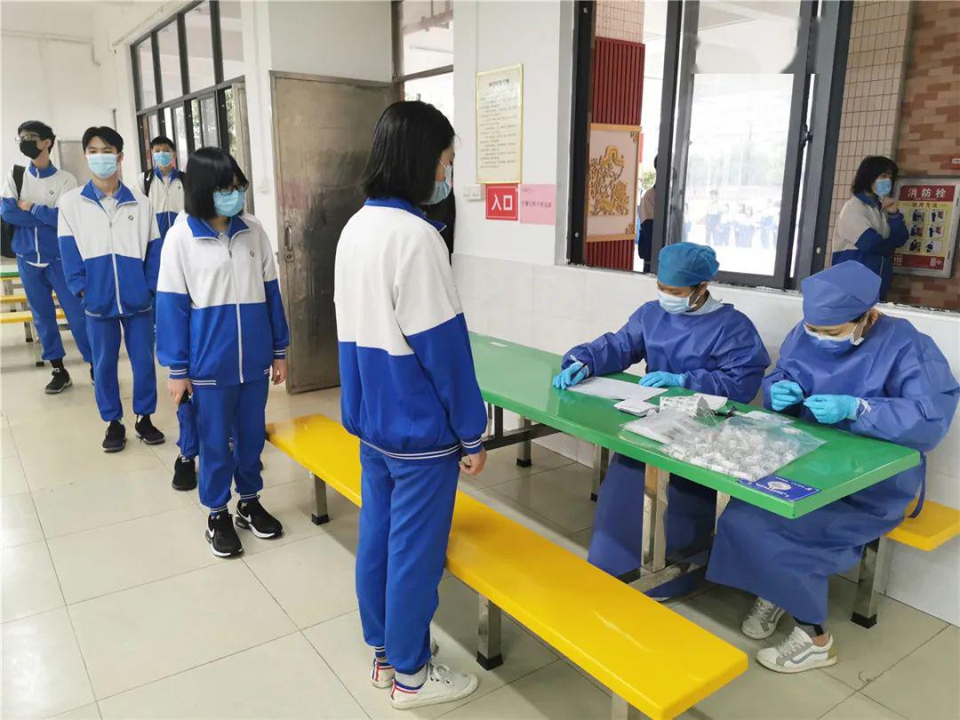 当天上午,张槎中学第一批即将返校的初三师生,保安,饭堂人员,司机共