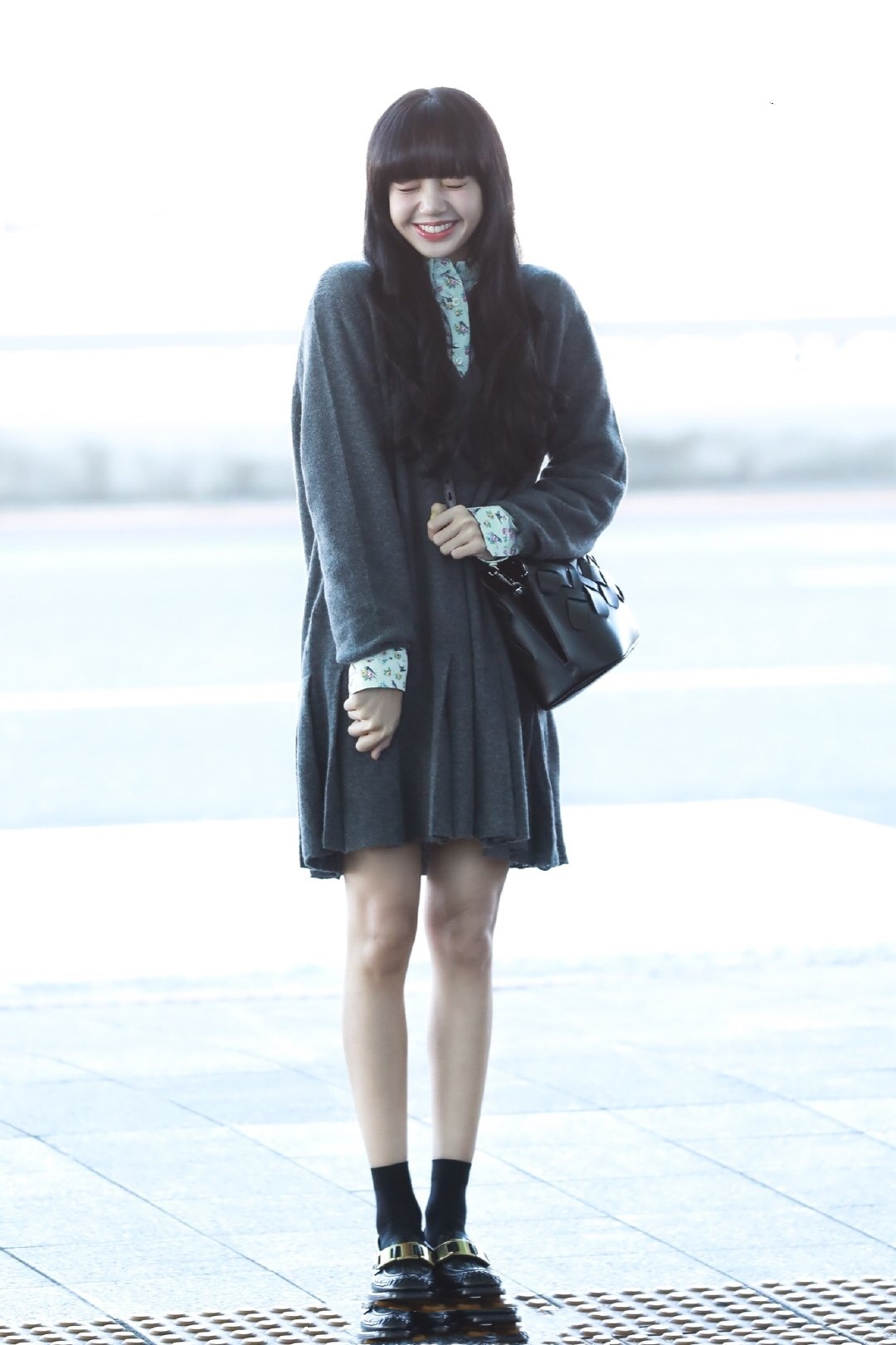 "人间芭比"lisa露肩露腰,这锁骨这蜂窝腰,女生:我酸了_牛仔裤