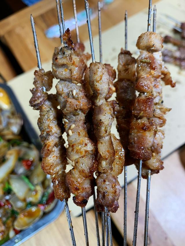 鲢鱼头白送,海鲜超便宜,新出铁板串子,长春这家烧烤店开挂了