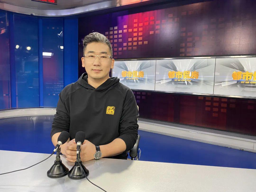 直播间的嘉宾是《都市侃房》装修顾问——国润万家装饰销售总监訾洪翔