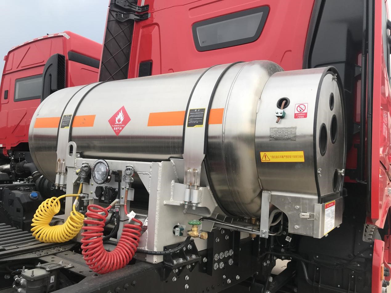 这款国六版的天然气重卡,所承载的气瓶容量高达1000l,领先了市面上