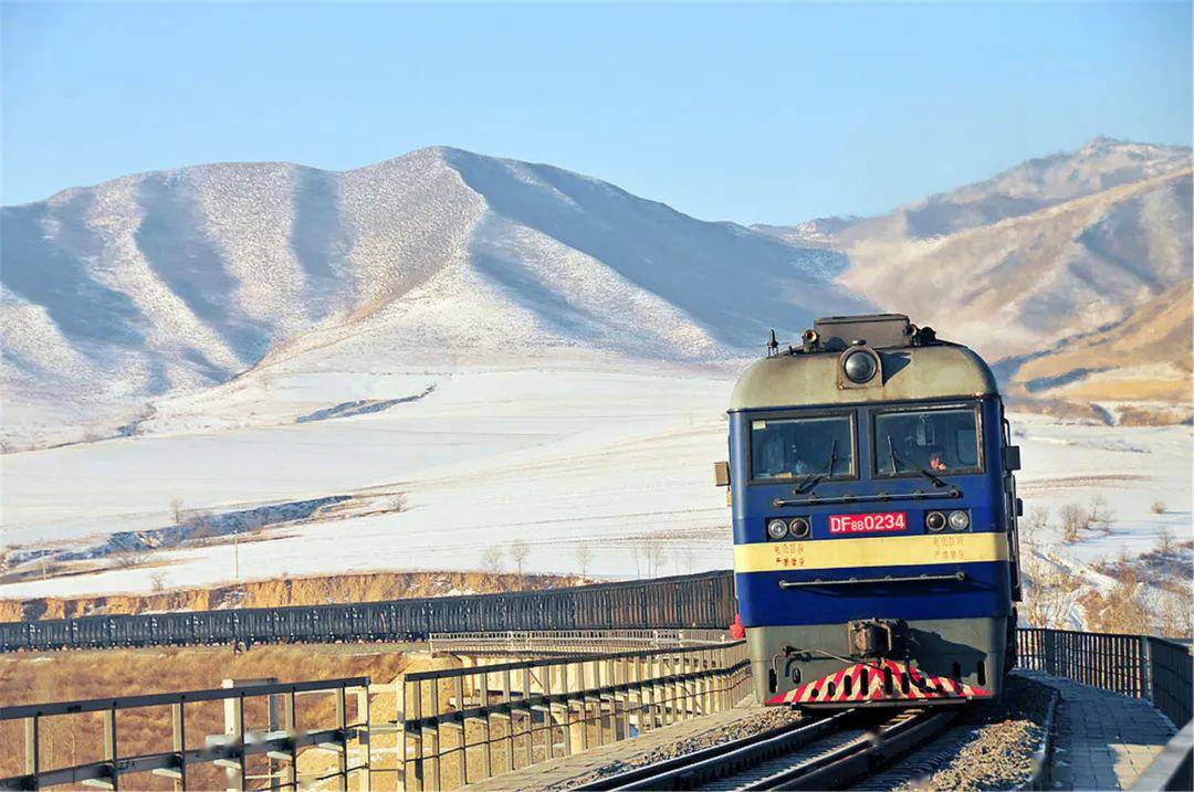 机车装用16v280zja型柴油机,jf204d型同步主发电机和zd109c型牵引电动