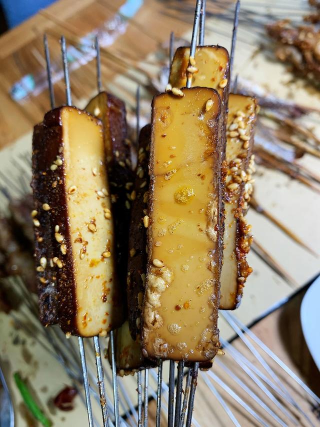 鲢鱼头白送,海鲜超便宜,新出铁板串子,长春这家烧烤店开挂了