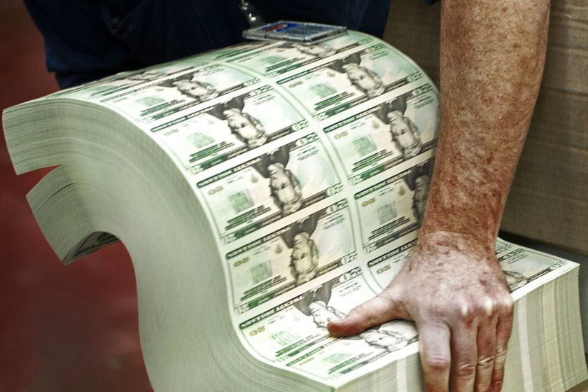 美国大量印美元特朗普把风险转移给它国中国怎么办